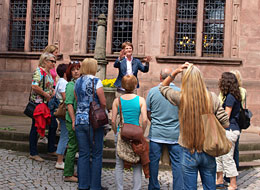 weiter zu den Führungen und Gruppenangeboten Gruppe bei einer Stadtführung vor dem Alten Rathaus