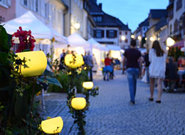 weiter zu Gernsbacher Altstadtsommer Die Altstadt schön illuminiert von hunderten Kerzen entlang der Gastronomiestände