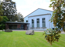 Gernsbacher Stadthalle Die Außenansicht der Stadthalle mit dem Eingangsportal und Rasenfläche