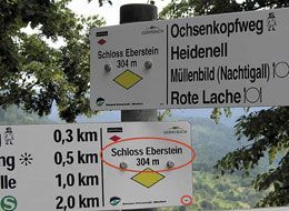 Wanderschild Standort Schloss Eberstein Ein Wanderwegeschild, rot eingekreist der Standortname und die Nummer des Schildes
