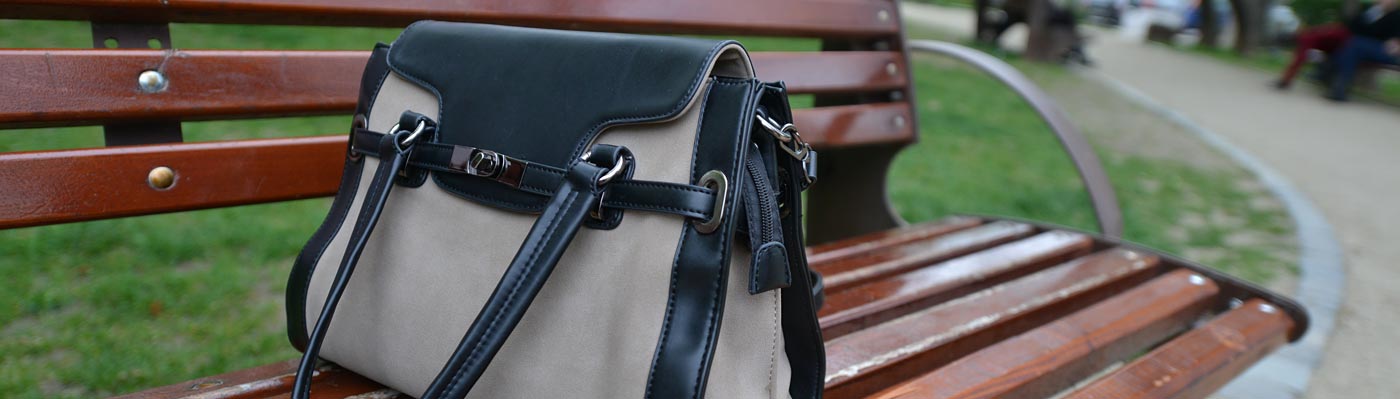 Handtasche - Fundsache Handtasche auf einer Bank im Park
