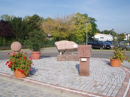 Bahnhofsvorplatz mit drei verschiedenen Sandstein-Sonnenuhren