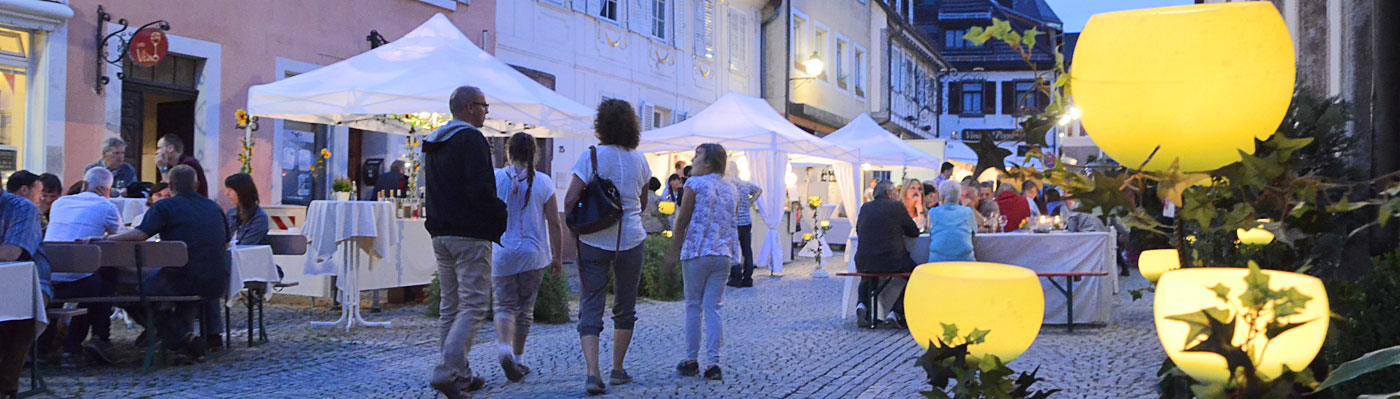 Die Altstadt schön illuminiert von hunderten Kerzen entlang der Gastronomiestände