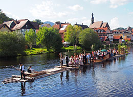 weiter zum Altstadtfest Das Murgfloß mit den Flößern, Biedermeiergruppe in Kostümen und Gästen vor der Altstadtkulisse in der Murg