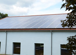 weiter zur Bürger-Solar-Anlage Bürger-Solar-Anlage auf dem Dach der Stadthalle