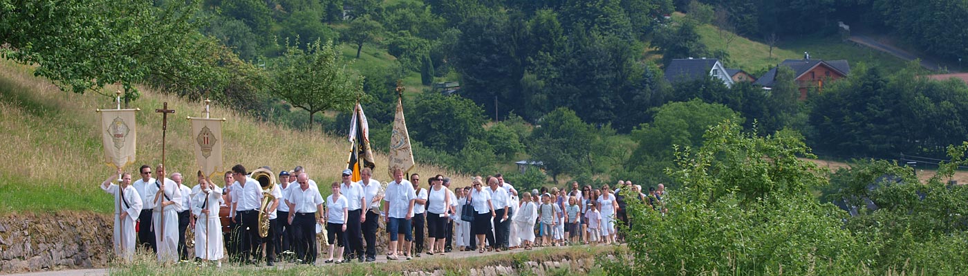 Lautenbacher Bürger und Vereine bei der Prozession zur Illertkapelle Prozession zur Illertkapelle am Ortsrand zum Lautenbacher Feiertag Maria Heimsuchung