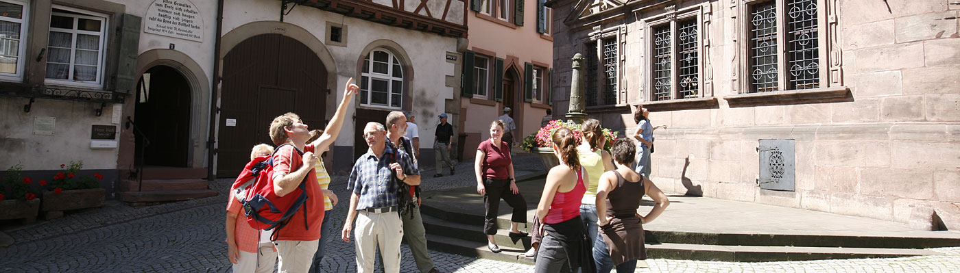 Menschen bei einer Führung vor dem Alten Rathaus