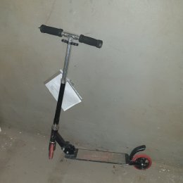 City-Roller in schwarz, rot