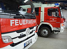 öffnet in neuem Fenster Internetseite der Feuerwehr Gernsbach Zwei Feuerwehrfahrzeuge in der Wagenhalle