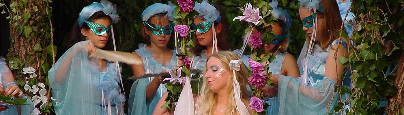 Das Theater im Kurpark spielt "Ein Sommernachtstraum" Titania auf einer Blütenschaukel umringt von ihren maskierten Elfen