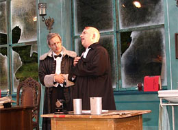 weiter zu Kunst und Kultur Szenenbild vom Theater im Kurpark: Der zerbrochne Krug von Heinrich von Kleist: Im Gerichtssaal von Dorfrichter Adam geht nicht alles mit rechten Dingen zu.