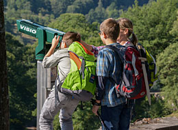 öffnet in neuem Fenster Genießerpfad Sagenweg Kinder auf dem Sagenweg schauen durchs Fernrohr