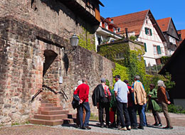 weiter zu historische Stadtrundgänge Gruppe bei einer Stadtführung vor den Zehntscheuern