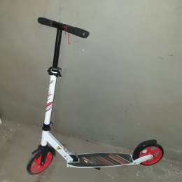 City-Roller in schwarz, weiß, rot