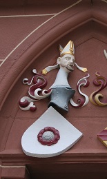 Wappen Ebersteiner Rose im Türportal