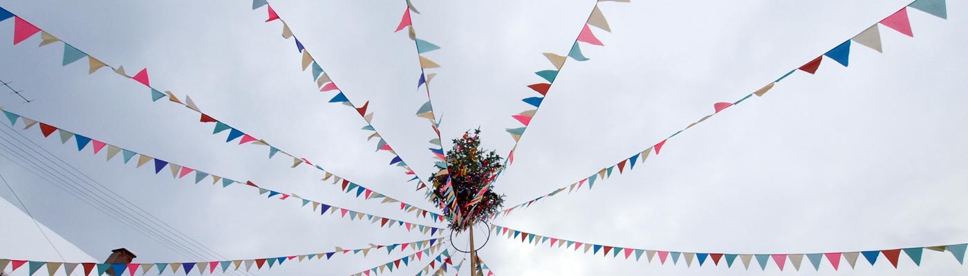 Narrenbaum in Reichental Der bunt geschmückte Narrenbaum mit Wimpeln