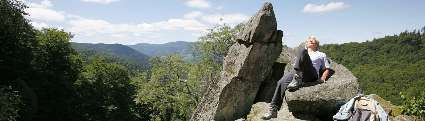 Orgelfelsen Frau liegt auf den Orgelfelsen, im Hintergrund die Aussicht nach Reichental