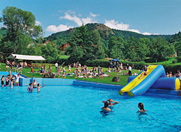 Badegäste im Freibad Lautenbach
