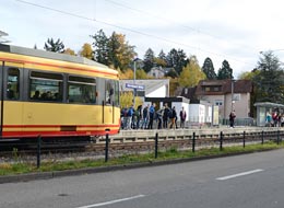 weiter zur Internetseite des Karlsruher Verkehrsverbundes Die gelbe Straßenbahn des KVV fährt in die Haltestelle Gernsbach Mitte ein