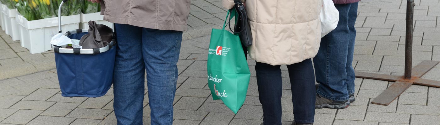 Die Gernsbacher Guck Eine Frau mit der Gernsbacher Guck zwischen anderen Einkäufern