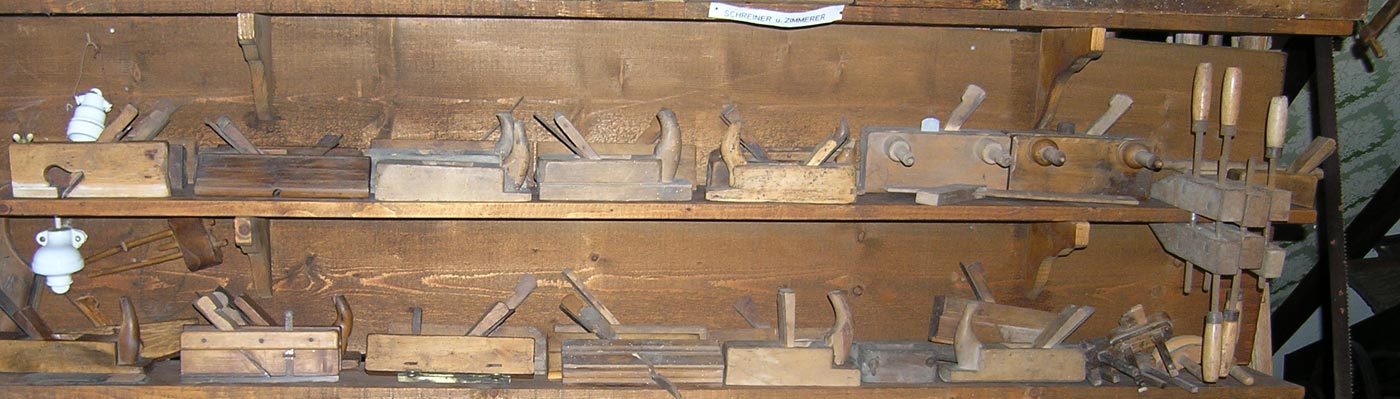 Holzwerkzeug im Handwerkermusuem Staufenberg Regal mit alten Hobeln und anderen Tischlerwerkzeugen
